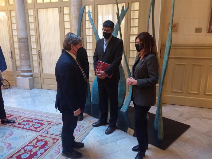 El presidente del Parlament, Vicen Thomas, junto a los representantes de la Sindicatura de Comptes.