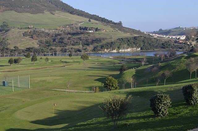 Archivo - Campo de golf en Cantabria 