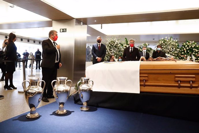 Joan Laporta, Enric Masip y Xavier Puig en la capilla ardiente del exjugador del Real Madrid Paco Gento, en el Palco de Honor del Santiago Bernabéu, el 109 de enero de 2022