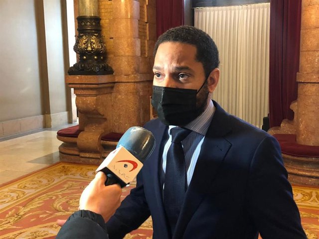 El líder de Vox en Catalunya, Ignacio Garriga, en declaraciones a los periodistas tras su encuentro con la presidenta del Parlament, Laura Borràs, en la Cámara catalana, a 19 de enero de 2022.