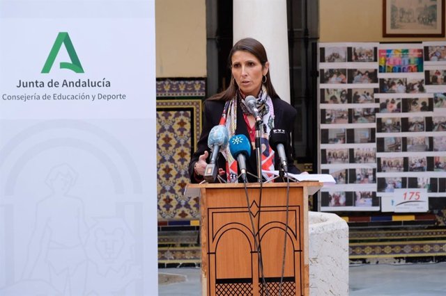 La delegada territorial de Educación y Deporte en Málaga, Mercedes García Paine, en rueda de prensa