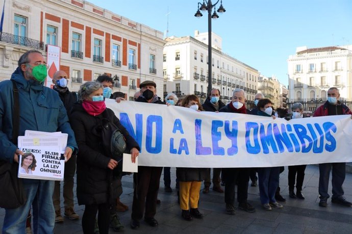 Entregan a Ayuso más de 50.000 firmas para que no tramite la Ley Ómnibus