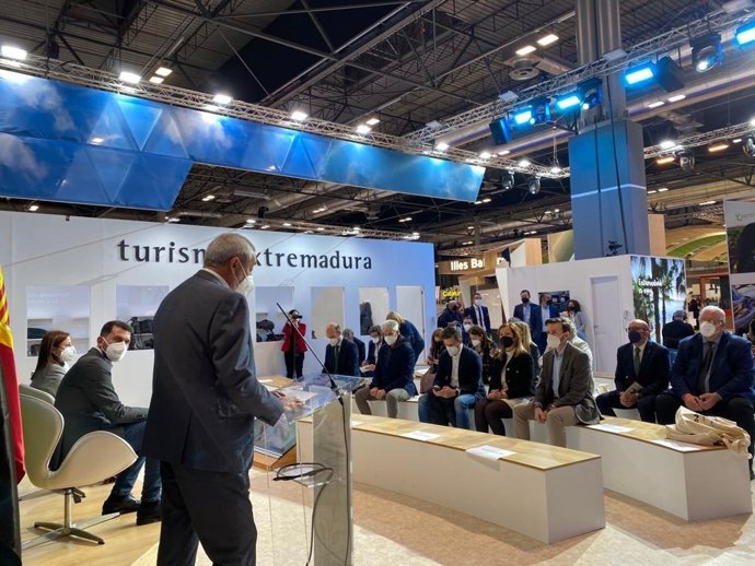 El presidente de la Diputación de Cáceres, Carlos Carlos, presenta en Fitur la oferta de láminas de agua de la provincia