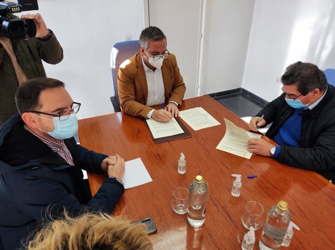 Firma del contrato en Los Palacios