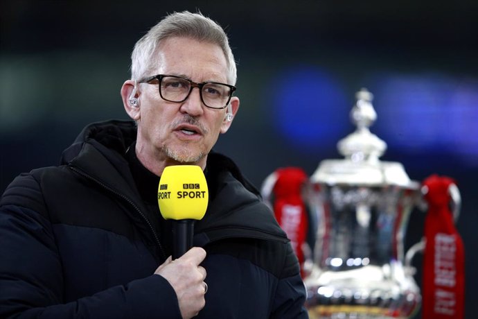 Archivo - 21 March 2021, United Kingdom, Leicester: Former Leicester City player and BBC pundit Gary Lineker speaks next to the FA Cup Trophy prior to the start of the  English FA Cup quarter final soccer match between Leicester City and Manchester Unit