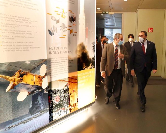 El presidente de Hispasat, Jordi Hereu y  el presidente del Principado, Adrián Barbón en la sede de Hispasat en Madrid.