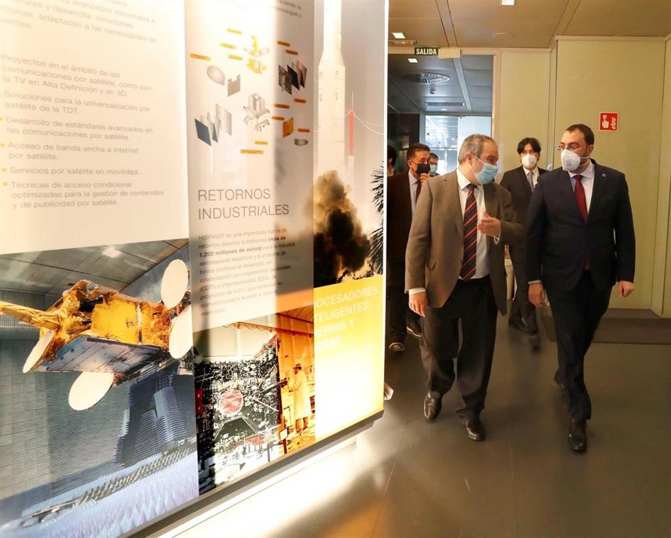 El presidente de Hispasat, Jordi Hereu y  el presidente del Principado, Adrián Barbón en la sede de Hispasat en Madrid.