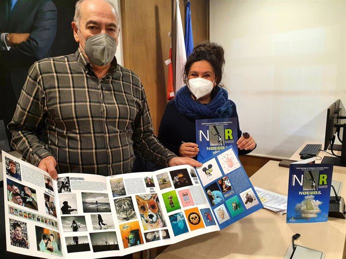 Archivo - Foto de archivo de la concejala de Cultura, Esther Vélez, y José Alberto Pérez Castaños,en la presentación de una edición anterior de 'Nuevos&Raros'