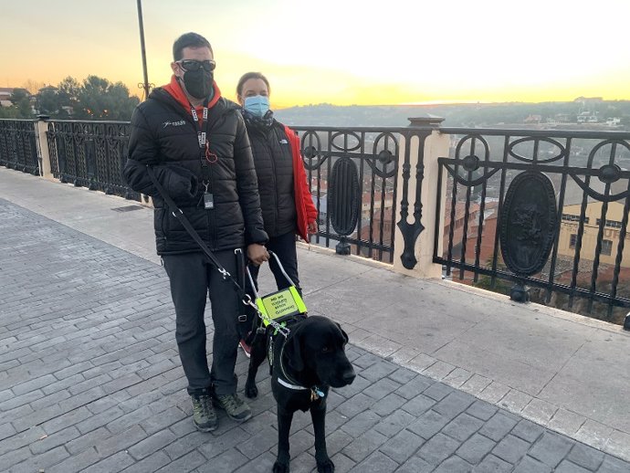 Una persona ciega sin manos recibe, en Teruel, un perro guía de la ONCE.