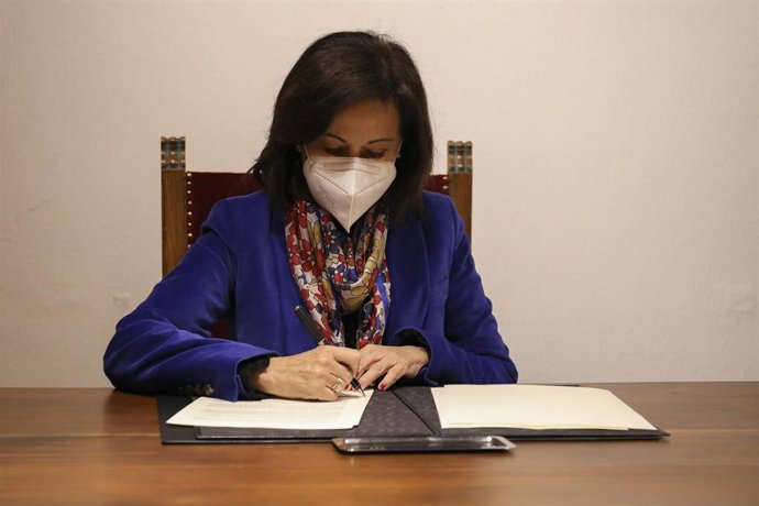 La ministra de Defensa, Margarita Robles, firman un convenio entre el Ministerio de Defensa y la Universidad Católica de Ávila (UCAV), en el Palacio de Polentinos, a 19 de enero de 2022, en Ávila, Castilla y León, (España). 