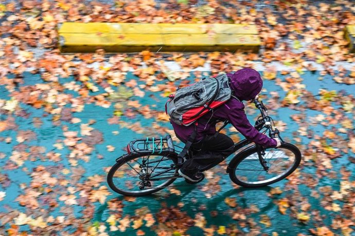 Ciclistas en un día de lluvias intensas y persistente en la capital andaluza, a 22 de diciembre 2021. Sevilla (Andalucía)
