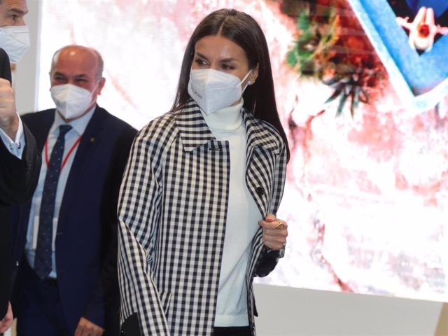La Reina Letizia ha elegido FITUR para volver a lucir su abrigo-gabardina de Mirto, cuyo estreno causó sensación en abril de 2021