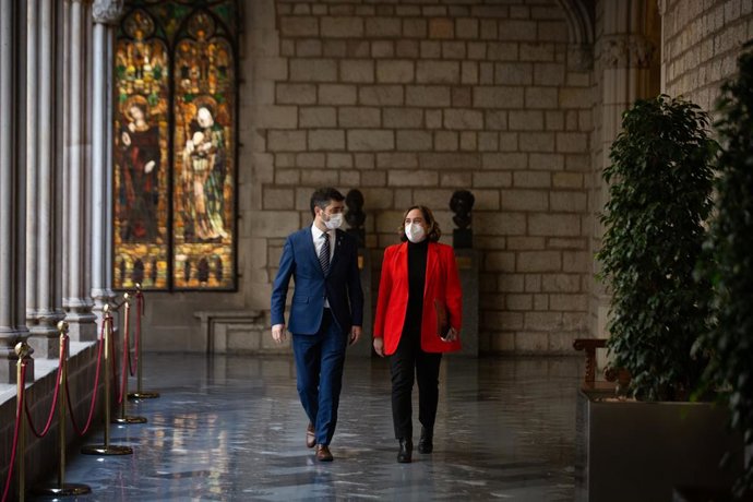 L'alcaldessa de Barcelona, Ada Colau, i el vicepresident i conseller de Polítiques Digitals i Territori de la Generalitat, Jordi Puigneró, ofereixen una roda de premsa després de la reunió a l'Ajuntament de Barcelona.