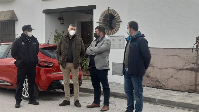 El delegado territorial de Regeneración, Justicia y Administración Local de la Junta en Cádiz, Miguel Rodríguez, durante su visita a Jimena de la Frontera.