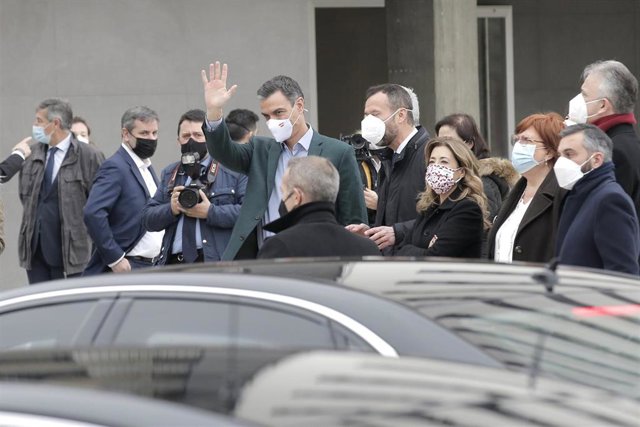 El presidente del Gobierno, Pedro Sánchez (c), y la ministra de Transportes, Movilidad y Agenda Urbana, Raquel Sánchez (3d), a su llegada a un encuentro con jóvenes sobre vivienda, en la sede de la Oficina de Propiedad Intelectual de la Unión Europea (EUI