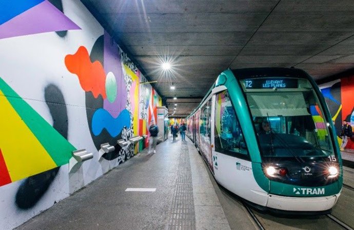 Archivo - La parada de tranvía de Cornell (Barcelona) se renueva con un mural de 1.635 metros cuadrados