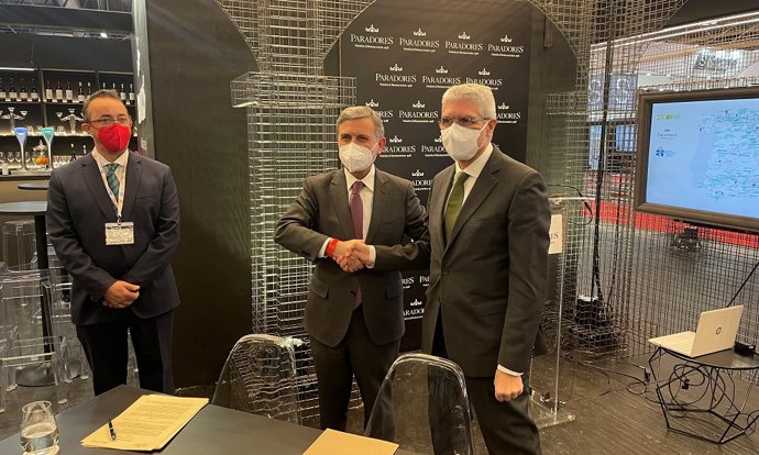 Momento de la firma del acuerdo en Fitur entre el presidente de Renfe, Isaías Táboas, y el de Paradores, Pedro Saura