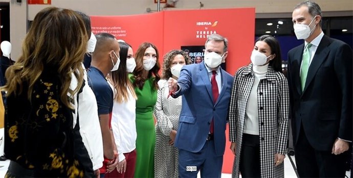 Los Reyes visitan el stand de Iberia en Fitur 2022.