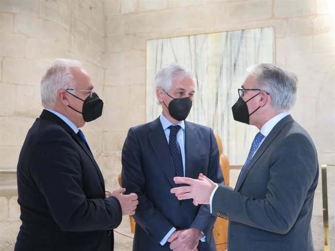 Suárez Illana, junto a Ceniceros y Garrido, en el Parlamento de La Rioja