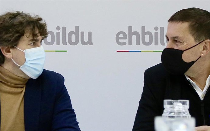 Imagen de la reunión en la sede de Bildu de Bilbao entre Arnaldo Otegi y Eneko Andueza