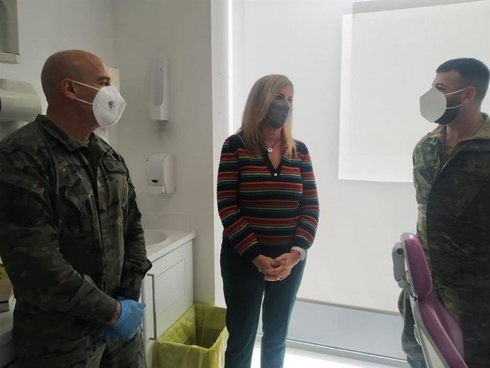 La consellera de Salud y Consumo, Patricia Gómez, con militares que vacunarán en el nuevo punto de Manacor.