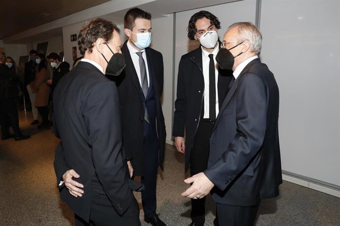 El alcalde de Astillero y el pedáneo de Guardizo con Florentino Pérez y Emilio Butragueño