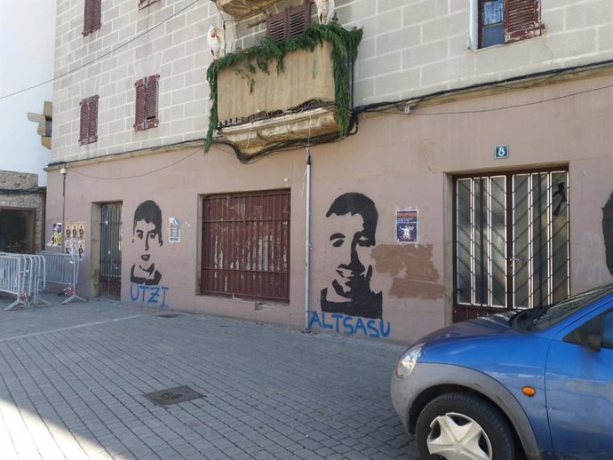 Archivo - Pintada en Alsasua (Navarra) con la cara de dos de los detenidos por la agresión a guardias civiles en 2016. La Sala de Apelaciones de la Audiencia Nacional ha confirmado este jueves el fallo de la Sección Primera de esta misma instancia que d