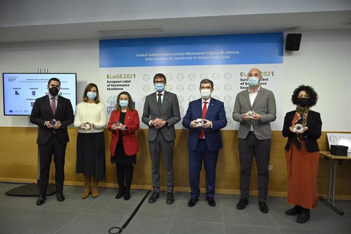 El presidente de EUDEL, Gorka Urtaran, entrega los reconocimientos del Sello de Excelencia ELoGE 2021 a Bilbao, Vitoria, Basauri, Eibar, Andoain y Urnieta.