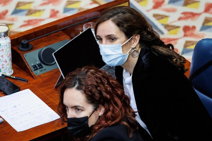 Archivo - La portavoz de Más Madrid, Mónica García (d), en una sesión plenaria en la Asamblea de Madrid, a 9 de diciembre de 2021, en Madrid, (España). Durante el pleno se ha aprobado la mayor bajada del IRPF de la región, que reducirá 0,5 puntos cada u