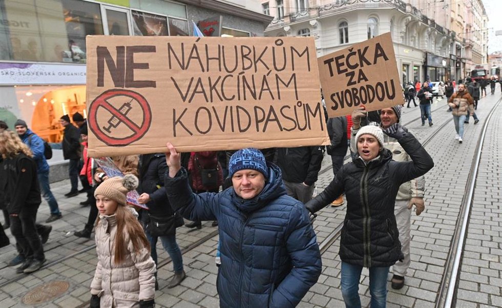 Protesta contra las medidas impuestas por la pandemia de COVID-19 en la ciudad de Brno, en República Checa.