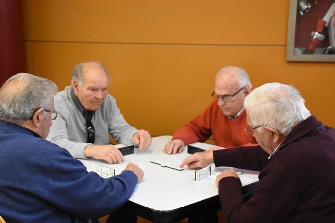 Archivo - Imagen de archivo de personas mayores jugando al dominó