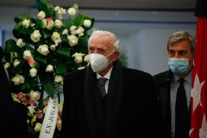 Jose Emilio Santamaría acude a la capilla ardiente de Paco Gento