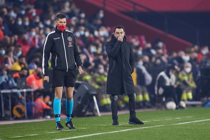 El entrenador del FC Barcelona, Xavi Hernández, en el partido disputado en el Nuevo Los Cármenes frente al Granada