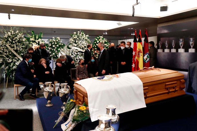 Familiares del ex futbolista Paco Gento en el palco de honor del Estadio Santiago Bernabéu, a 18 de enero de 2022, en Madrid (España). La leyenda del Real Madrid y único jugador en la historia del fútbol en ganar seis Copas de Europa, ha fallecido hoy a