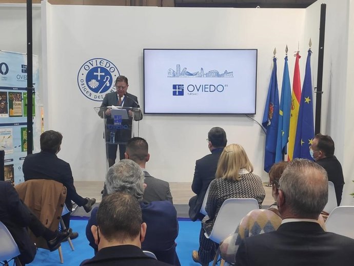 El alcalde de Oviedo, Alferdo Canteli, inaugura el stand de Oviedo en Fitur.