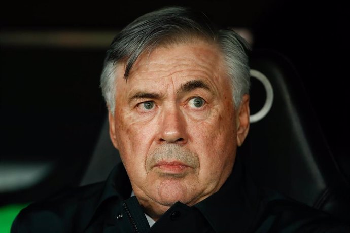 Archivo - El entrenador del Real Madrid, Carlo Ancelotti, durante un partido ante el Atlético de Madrid en la temporada 2021-2022 de LaLiga Santander.