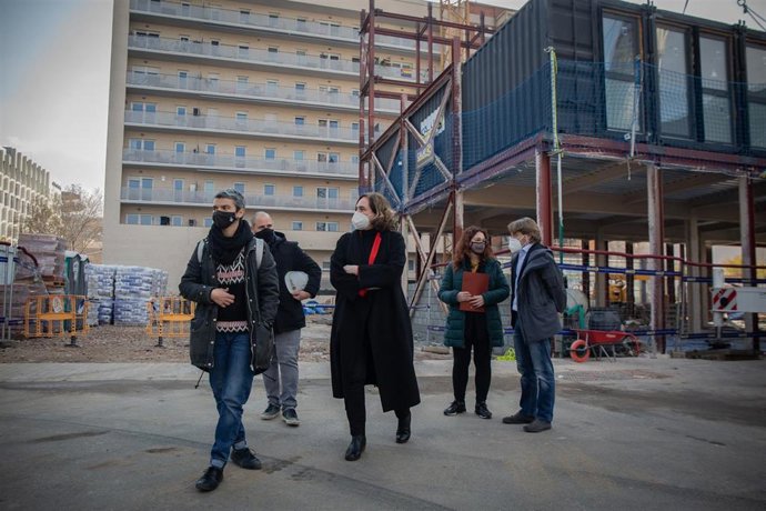 La alcaldesa de Barcelona, Ada Colau, asiste a la llegada de los primeros contenedores marítimos para construir el nuevo Aprop en el entorno de la plaza de las Glries.