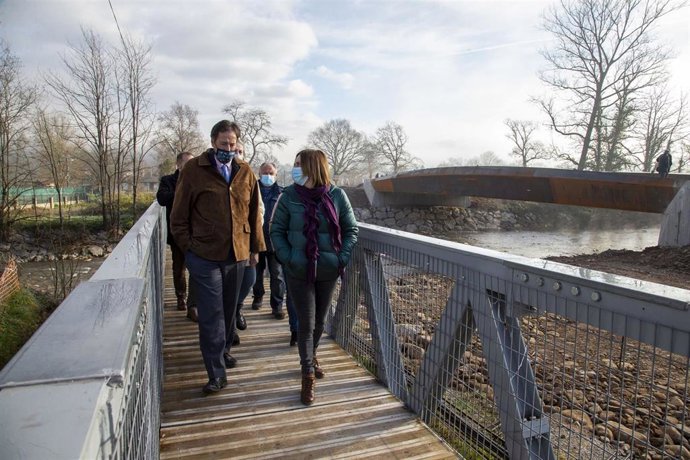 El consejero de Obras Públicas, Ordenación del Territorio y Urbanismo, José Luis Gochicoa, asiste a la puesta en servicio del puente