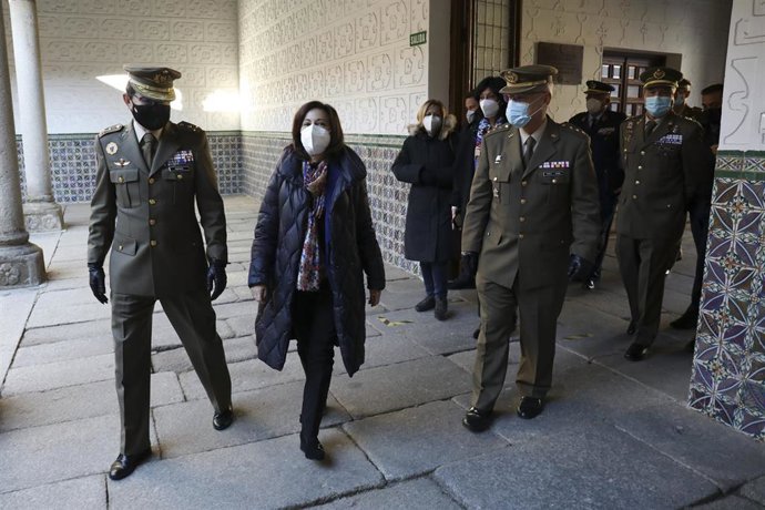 La ministra de Defensa, Margarita Robles, conversa a su llegada a una visita por las dependencias del Archivo General Militar acompañada de senadores que integran la Comisión de Defensa, en el Palacio de Polentinos, en Ávila.