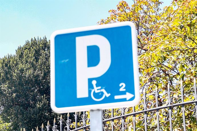 Archivo - Arxiu- Senyal d'aparcament reservat a persones amb mobilitat reduda