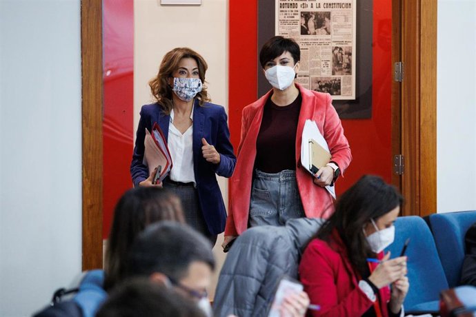 La ministra de Transportes, Movilidad y Agenda Urbana, Raquel Sánchez (i), y la ministra Portavoz, Isabel Rodríguez, a su llegada a una comparecencia tras la reunión del Consejo de Ministros en Moncloa, a 18 de enero de 2022, en Madrid, (España). 