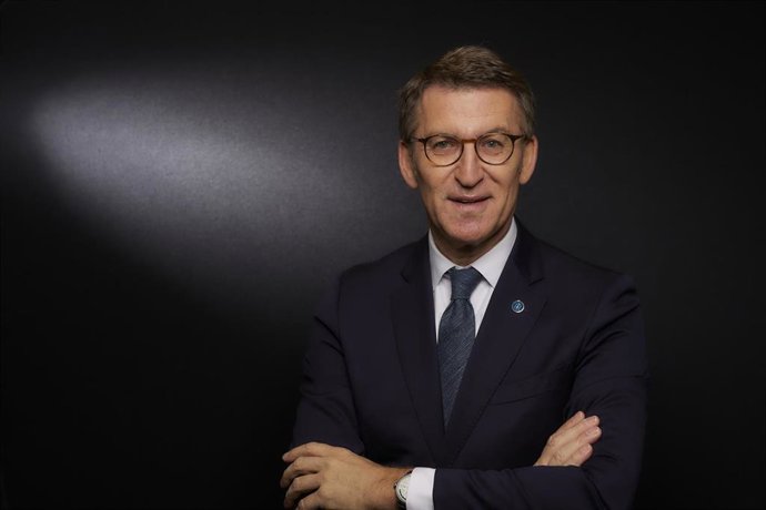 El presidente de la Xunta, Alberto Núñez Feijóo, posa para Europa Press, en el Stand Europa Press de Fitur 2022, a 19 de enero de 2022, en Ifema Madrid, Madrid, (España). La agencia de noticias Europa Press participa en la 42 edición de Fitur. El objet