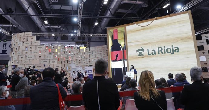 La presidenta riojana, Concha Andreu, inaugura el estand de La Rioja en Fitur