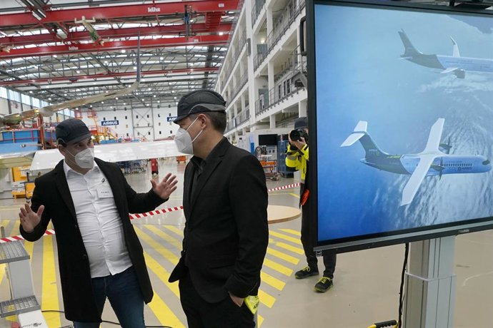 18 January 2022, Hamburg: Robert Habeck, Vice German Chancellor and Minister for Economic Affairs and Climate Protection, visits the Airbus plant in Hamburg-Finkenwerder. Photo: Marcus Brandt/dpa