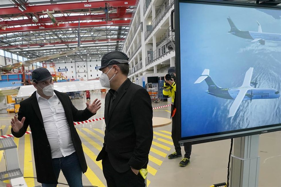 18 January 2022, Hamburg: Robert Habeck, Vice German Chancellor and Minister for Economic Affairs and Climate Protection, visits the Airbus plant in Hamburg-Finkenwerder. Photo: Marcus Brandt/dpa