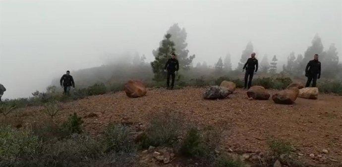 Archivo - Búsqueda de la mujer y el niño asesinados en una cueva en Adeje