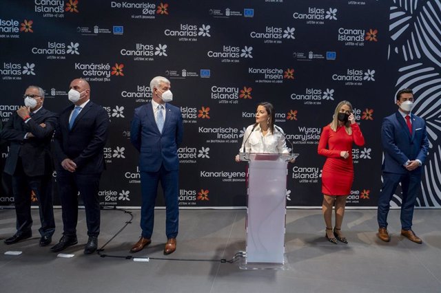 La consejera de Turismo del Gobierno de Canarias durante la inauguración del stand de Canarias en Fitur, Madrid