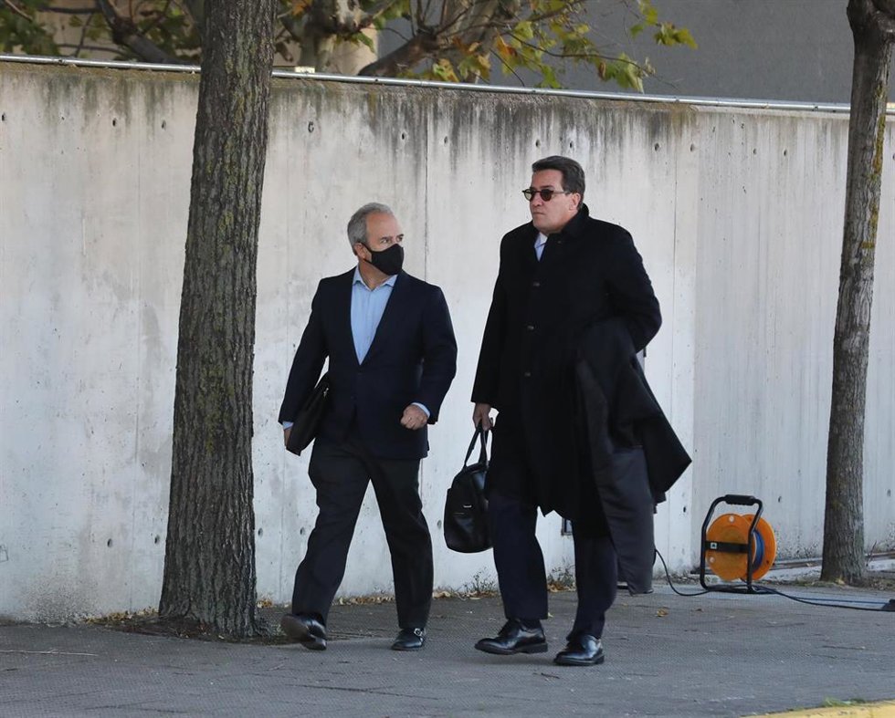 Archivo - El que fuera alcalde de Boadilla del Monte Arturo González Panero (i), y su abogado Gustavo Galán a su llegada a la Audiencia Nacional para declarar como acusado en la trama 'Gürtel', a 16 de noviembre de 2021, en San Fernando de Henares, Madr