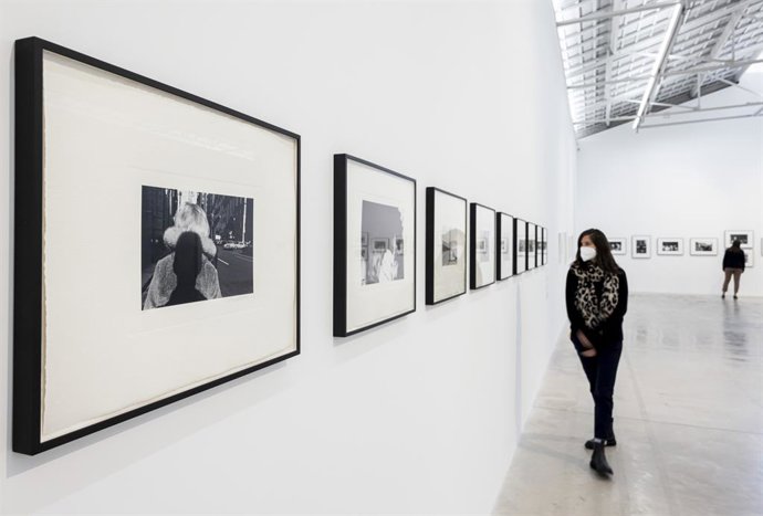 Bombas Gens Centre dArt Exposición DoubleElephant / Rodeo Drive  Artistas: Walker Evans, Manuel Álvarez Bravo, Garry Winogrand, Lee Friedlander y Anthony Hernandez?Comisariado: Julia Castelló, Sandra Guimares, Vicent Todolí.