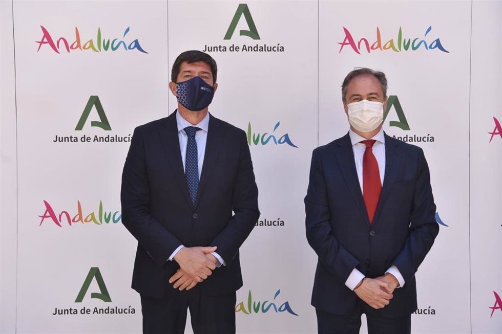 El vicepresidente de la Junta y consejero de Turismo, Juan Marín (izda.), junto al delegado territorial, Ángel Pimentel.